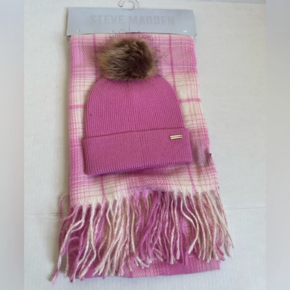 Steve Madden || Woman’s pink and white Beanie and Scarf Set (one size )